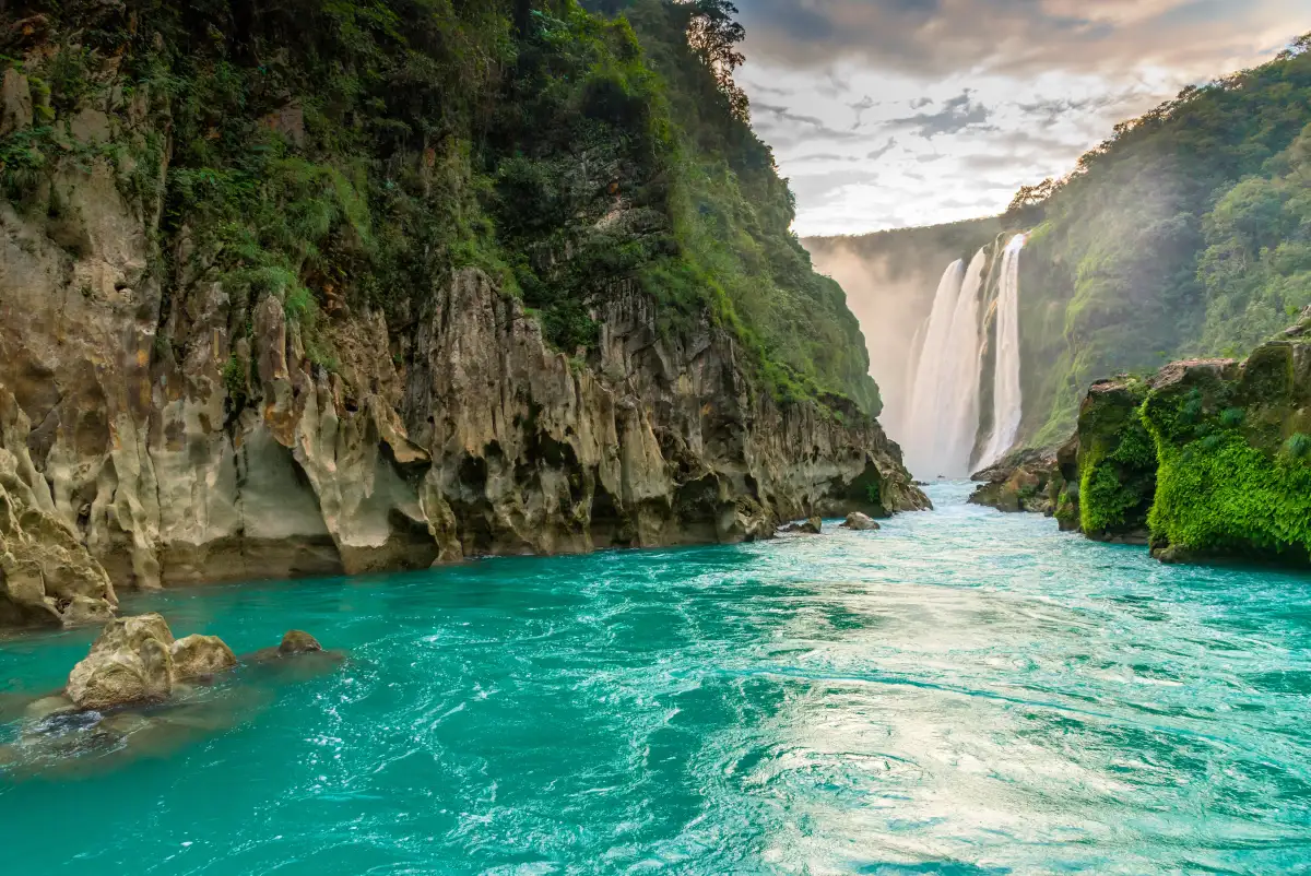 Cascada de Tamul al atardecer en la Huasteca Potosina