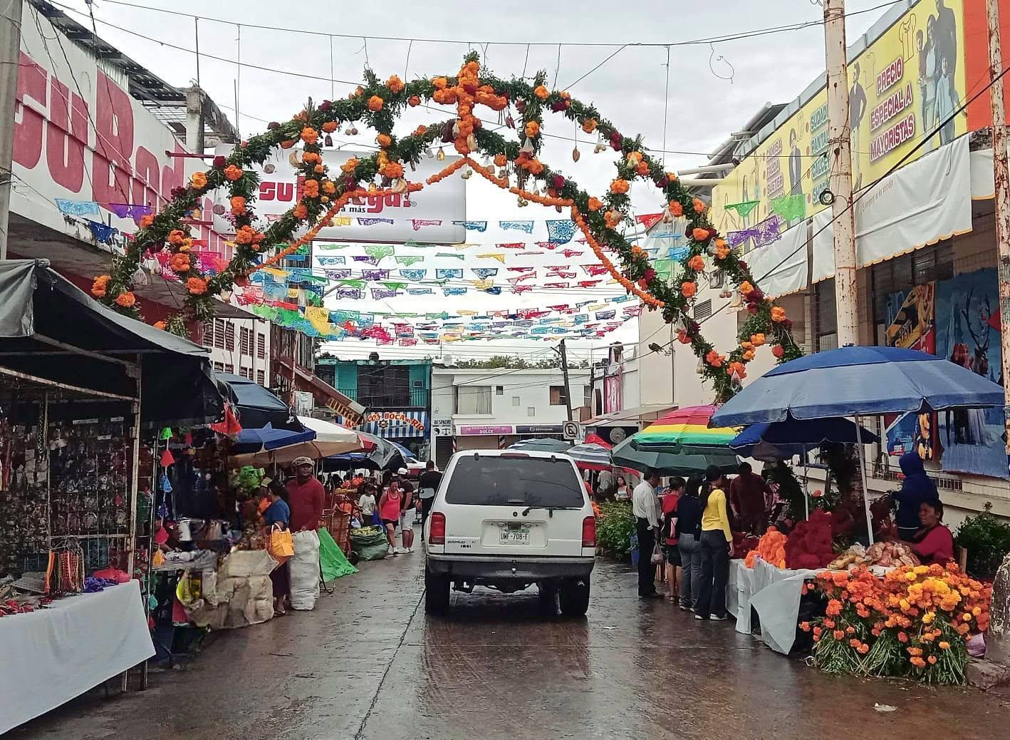 Arco de cempasúchil y papel picado sobre la calle del mercado en Ciudad Valles