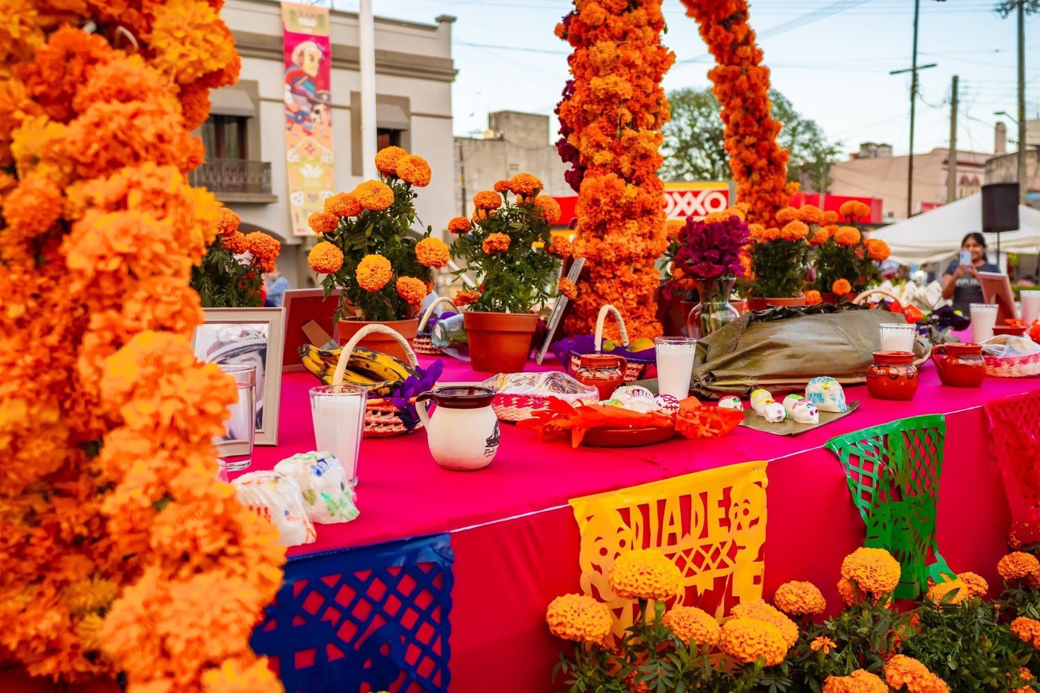 Ofrenda de Xantolo con arcos de cempasúchil, pan y fruta en Ciudad Valles